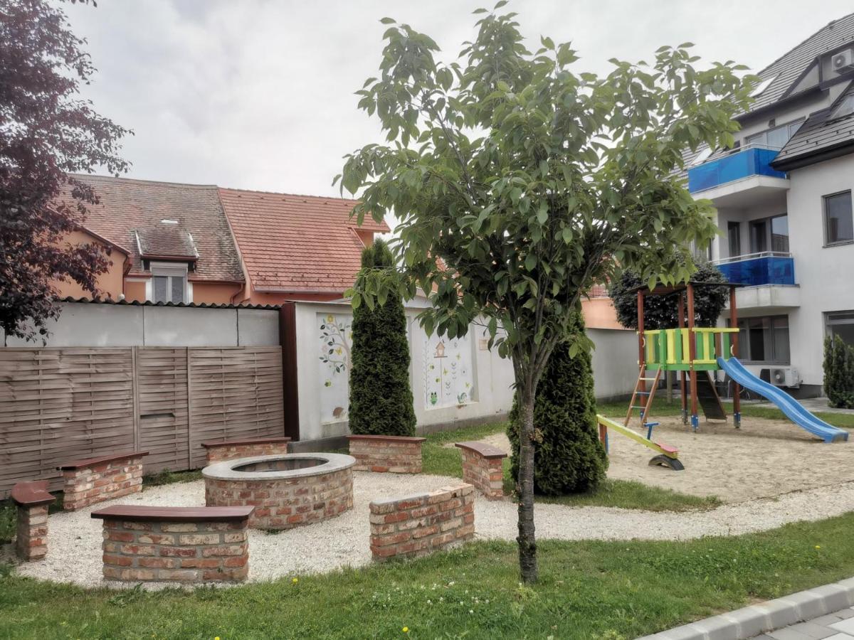 Szabo Apartman Sárvár Buitenkant foto
